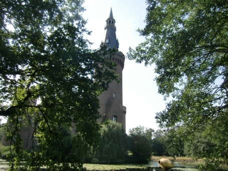 Bedburg-Hau : Museum Schloss Moyland 2012, Ansicht von Norden, der neugotische Turmhelm auf dem Nordturm des Schlosses wurde 2007 nach historischem Vorbild wieder neu aufgebaut.